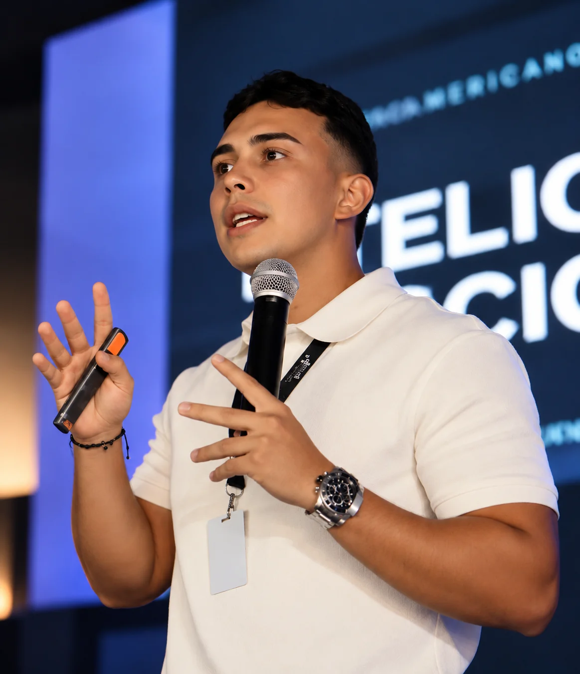 Thomas Orozco hablando con micrófono en un evento
